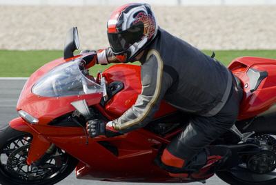 Wer sportlich mit dem Motorrad unterwegs ist...